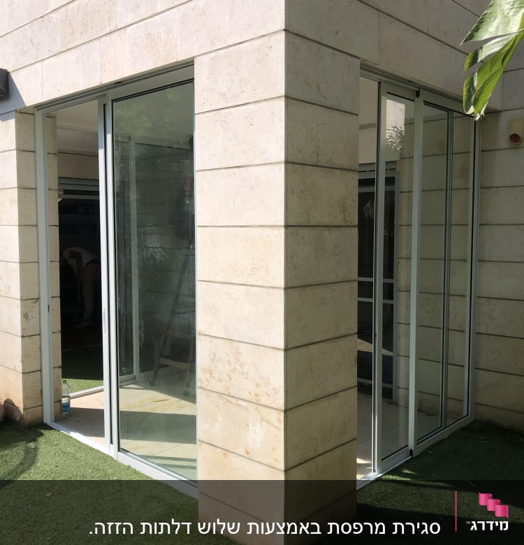 דלתות אלומיניום זכוכית בפינת מבנה